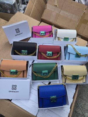 f3cdb151-3ab2-48fc-99b2-0314b7e16ac8 Givenchy boxed bag